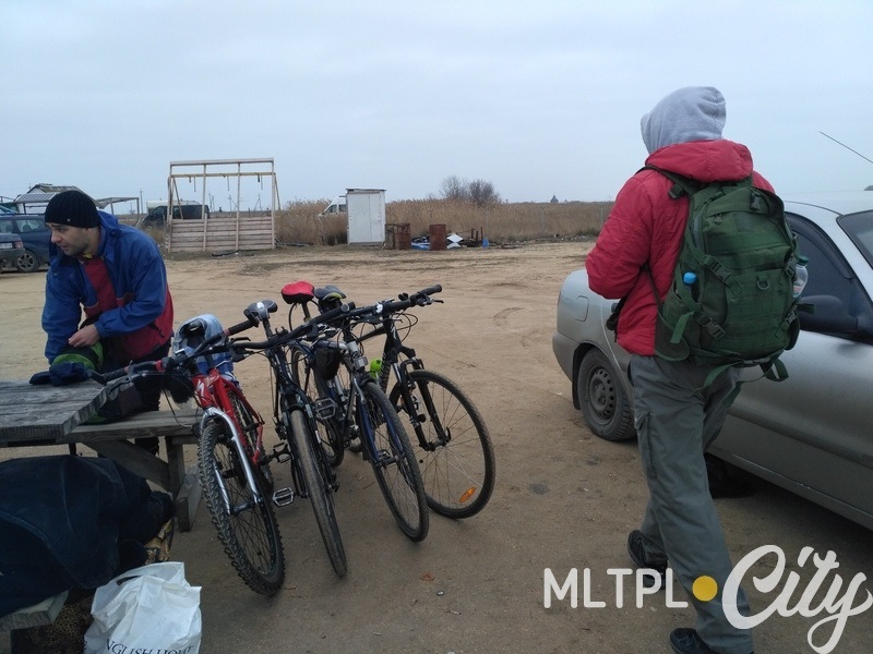Ребята-велосипедисты приехали на источник из Днепра