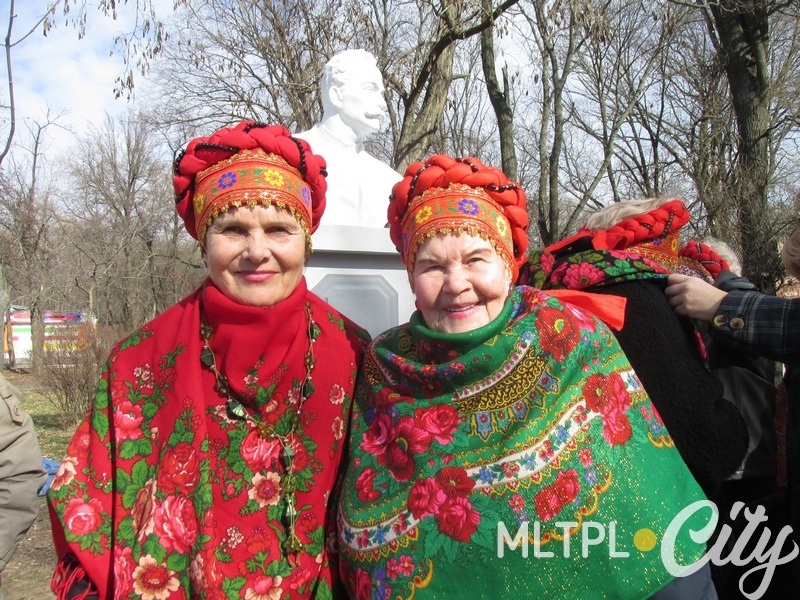 Нина Григорьевна и Зоя Сергеевна традициям не изменили - блины пекли