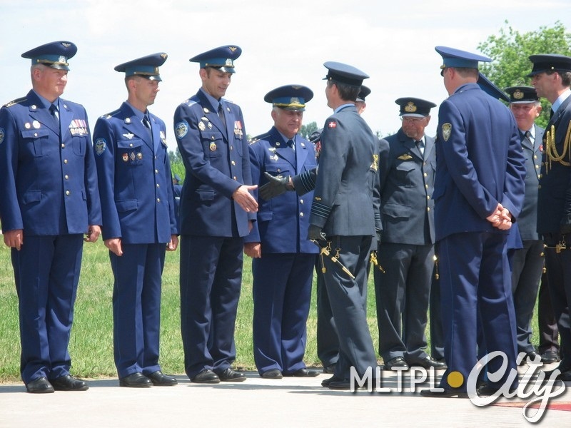 Кронпринц Дании Фредерик пожимает руку Владимиру Бухальскому во время визита в мелитопольскую авиабригаду - благодарит за помощь по доставке грузов в Гренландии