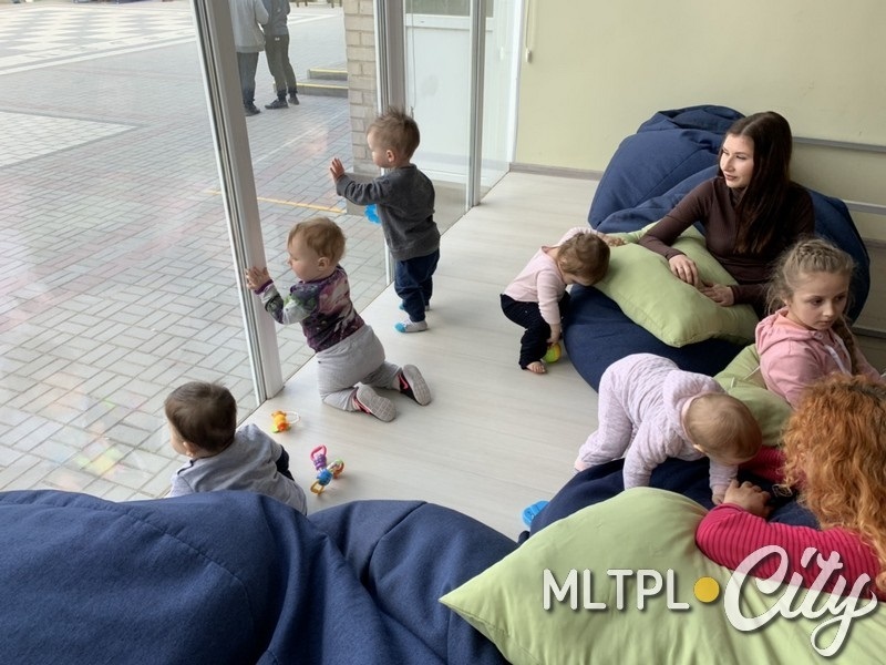Мамы активничают и детвора вместе с ними