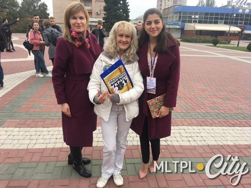 Главный специалист управления молодежи и спорта Татьяна Несват, руководитель Национального реестра рекордов Украины Лана Ветрова и Елена Багунц