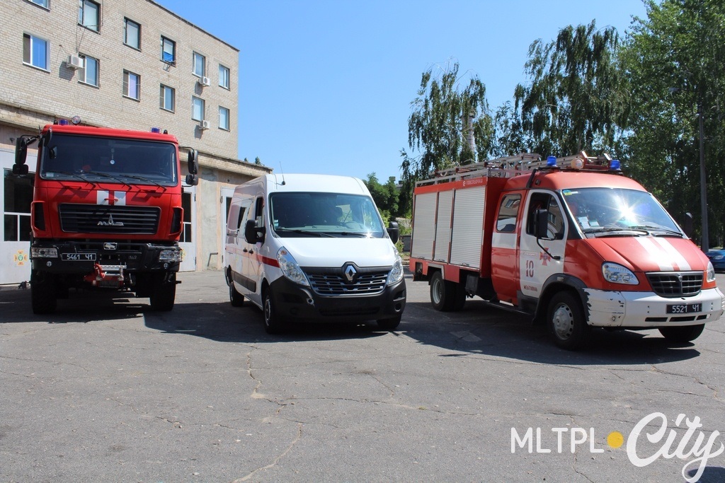 Автомобиль Рено Мастер (посредине) купили для спасателей