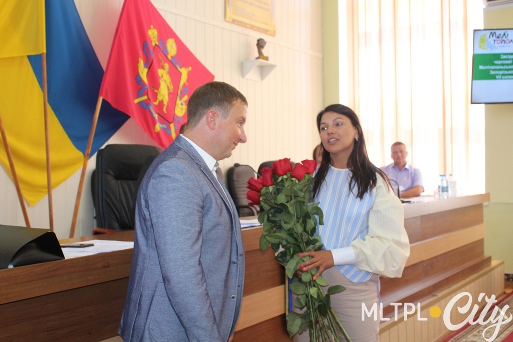 Екатерина Застрожникова подарила цветы обратно Роману Романову с пожеланием удачи