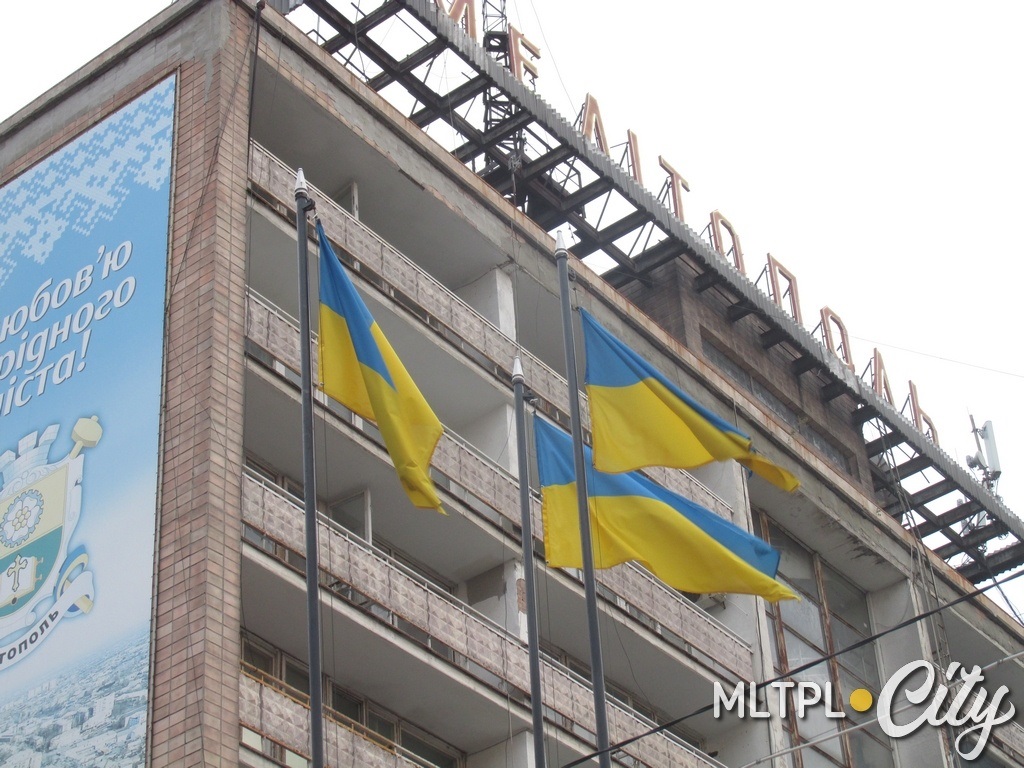 Горожане советуют к празднику постирать и мини-флаги на площади