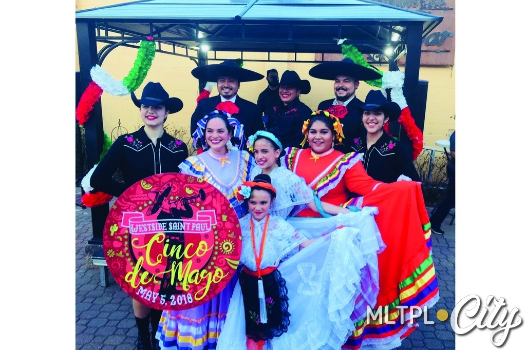 Танцевальный коллектив Los alegres bailadores. Выступление в мексиканском ресторанном центре El Burito Mercado