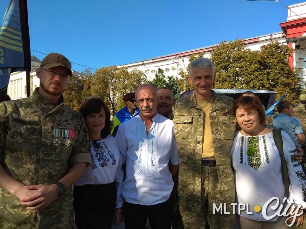 Мелитопольцы не могли пропустить такое событие как Марш Защитников. Надежда Дребот (справа)