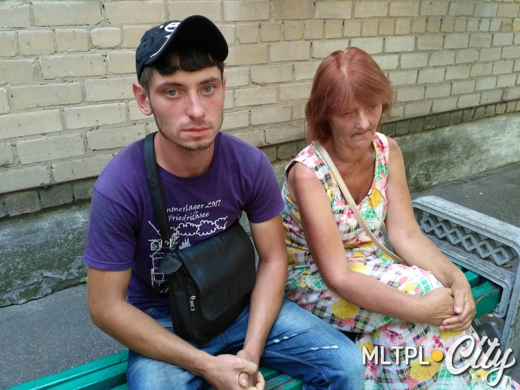 Сергей и его мама с тревогой ожидают решения суда