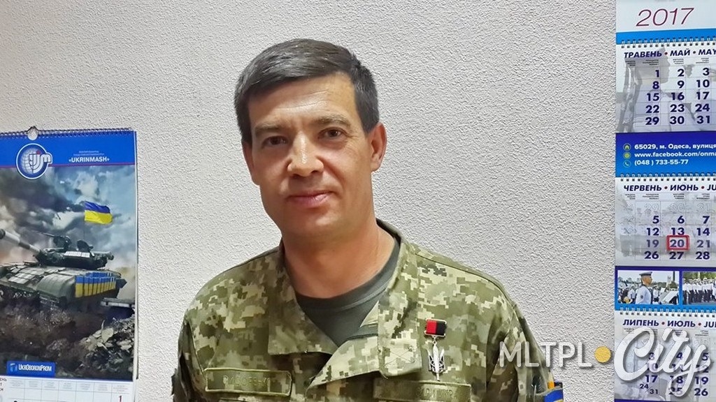 На форме полковника Сидоренко негосударственная награда - орден Народный герой Украины