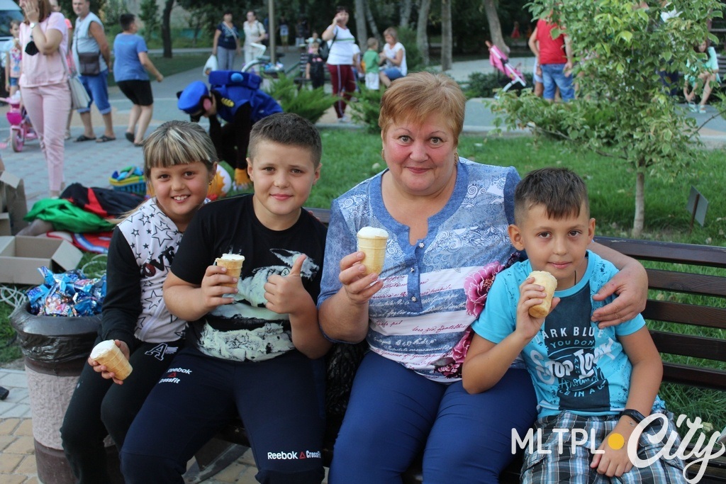 Елена Владимировна и внуки праздником довольны, а у старшего внука сегодня день рождения - поздравляем!