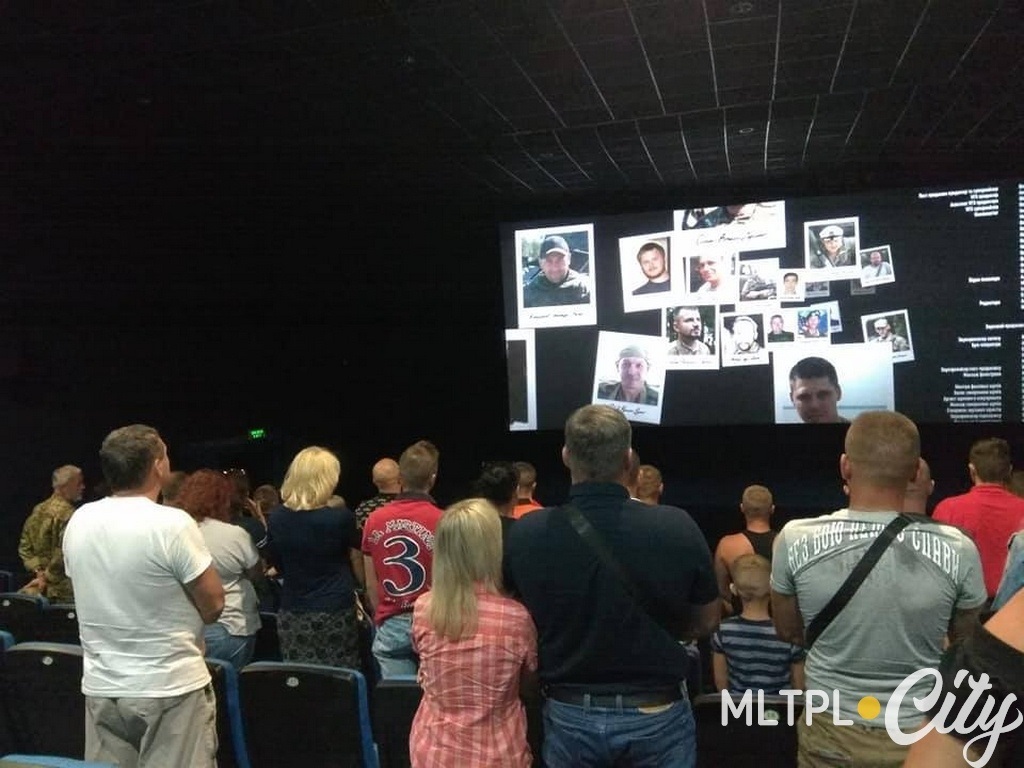 Финальные кадры фильма немногочисленные зрители встретили стоя