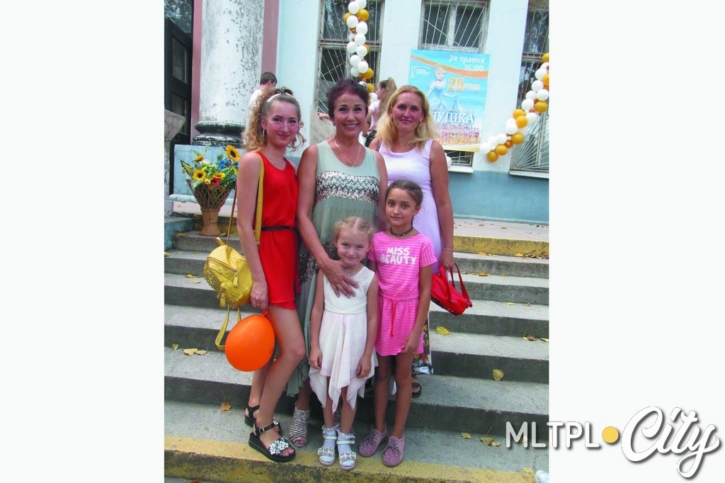 Елена Дурмаджи с дочерями Дианой, Элиной, Олесей и Галиной Шпилевой