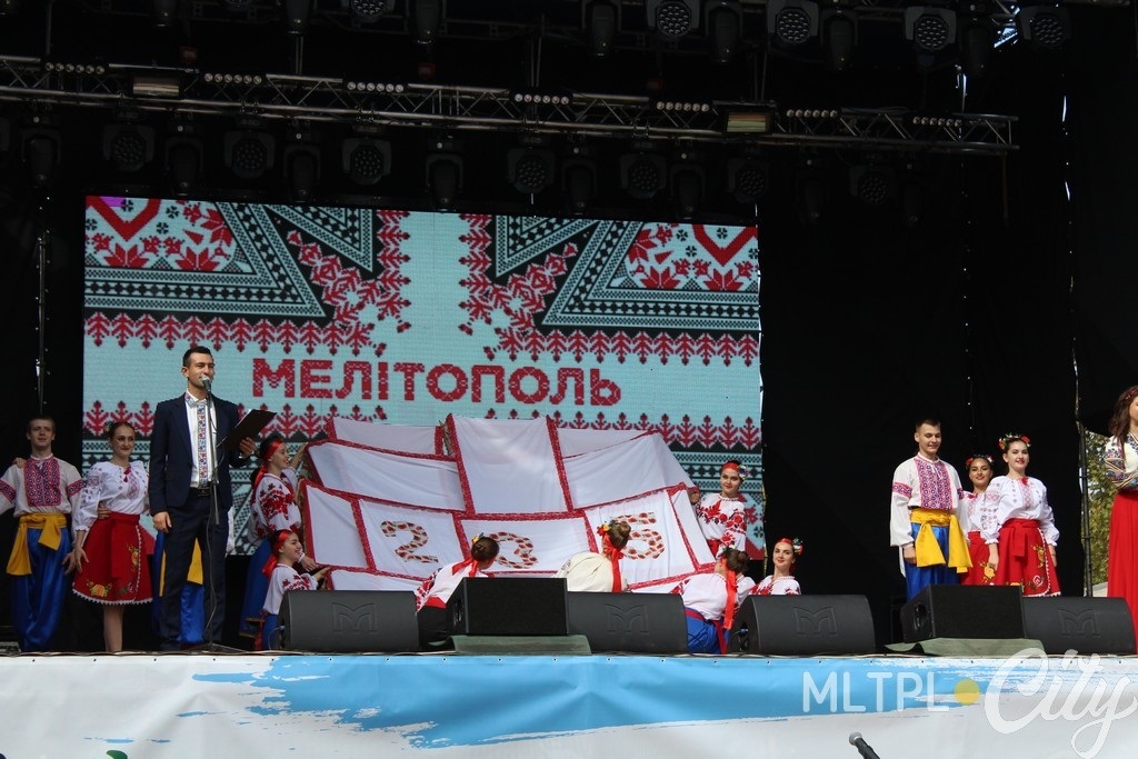 Официальное открытие Дня города состоялось на главной сцене перед памятной стелой