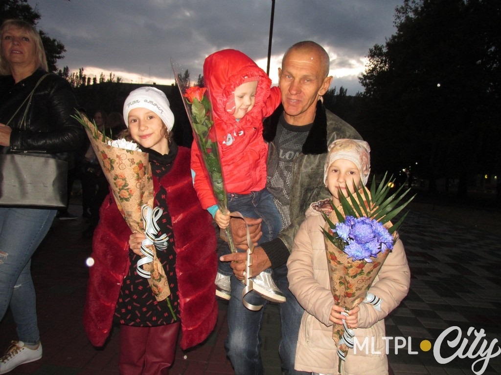 Семья приехала из Генического района посмотреть и вручить цветы победителям