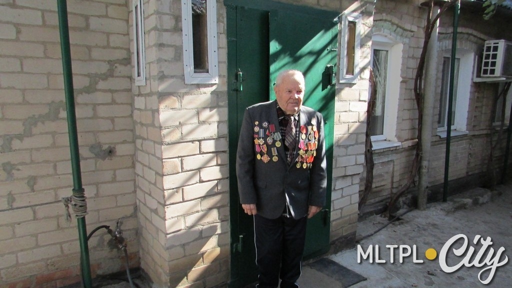 Ветеран на пороге родного дома