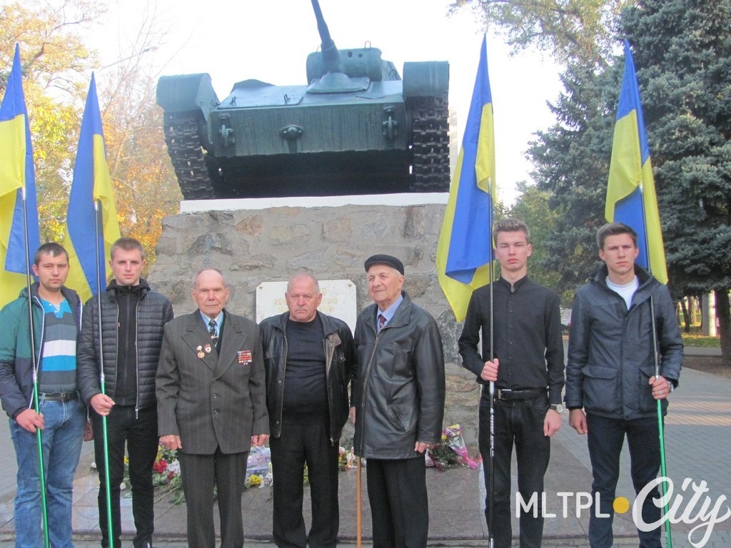 Почесний громадянин Мелітополя, Почесний ветеран України Микола Мефодійович Голофаст (справа) та ветеран Григорій Васильович Самойленко разом з молоддю, що стоїть в почесній варті 