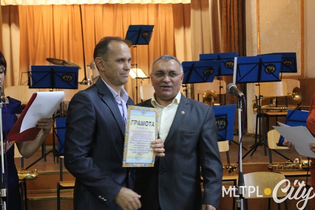 Владимир Фтиц поздравлял и вручал грамоты от районного центра культуры 