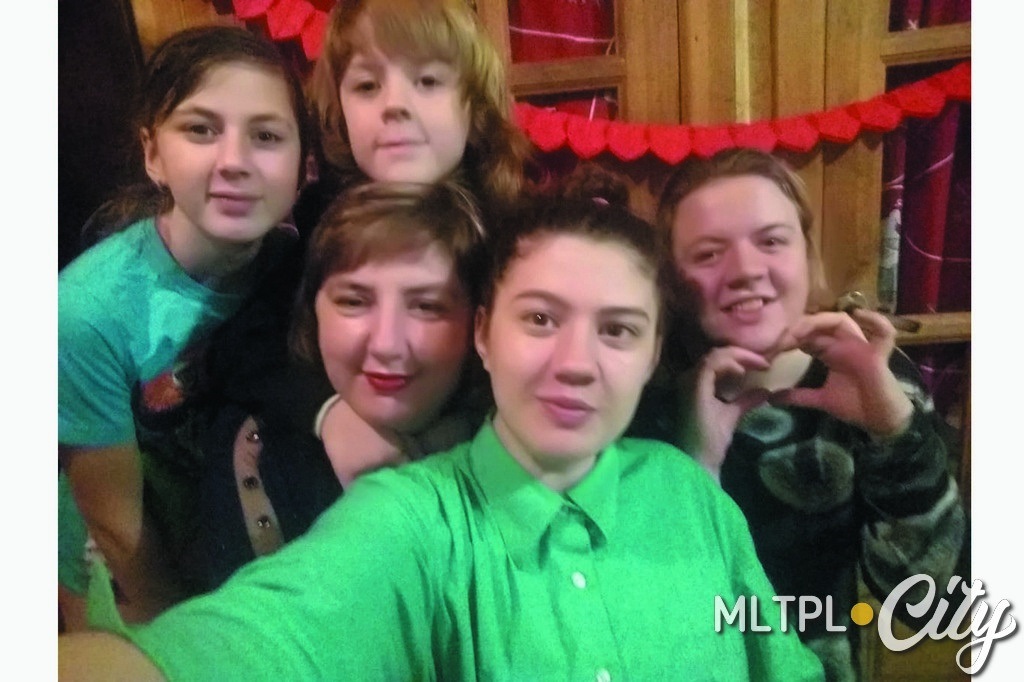 Ольга Дьяченко с дочками и сыном