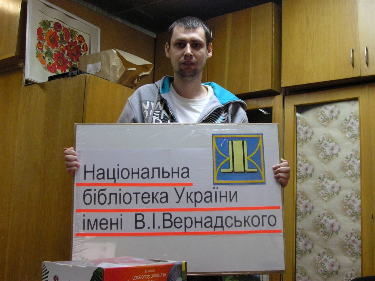 Артему нравится наша черешня