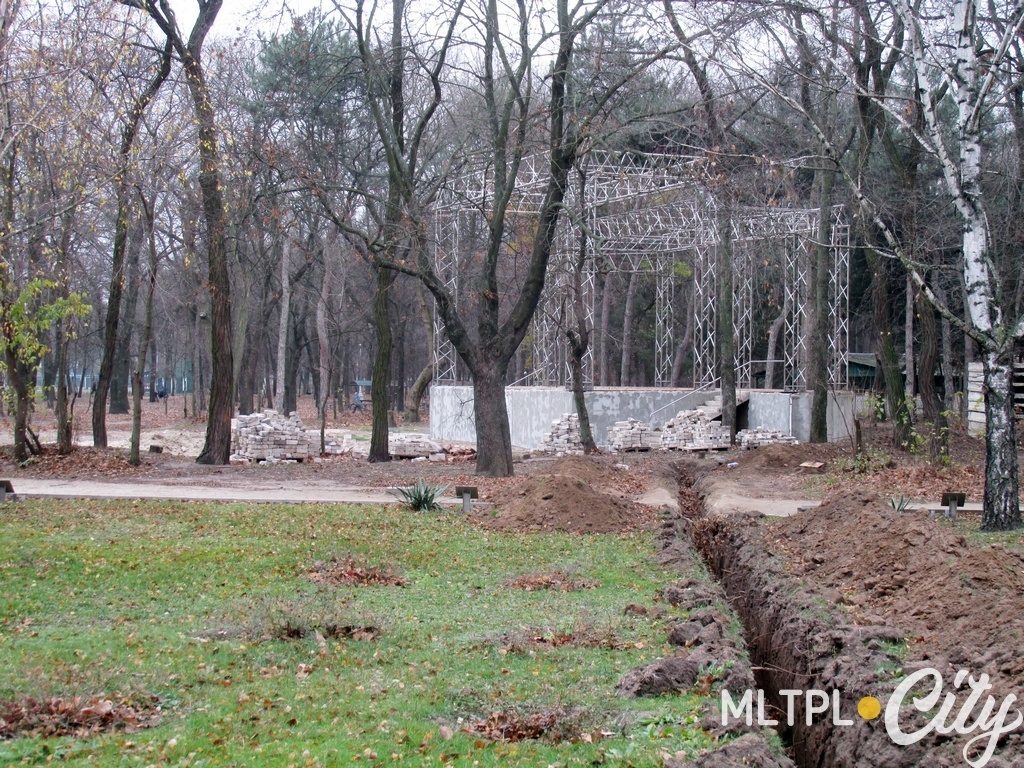 К сцене ведет траншея с электропитанием