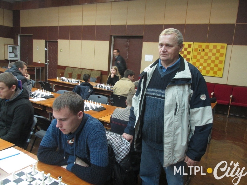 Главный судья шахматного турнира Юрий Поляков