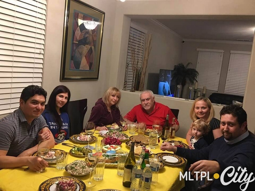 Юлия с семьей отмечают День Благодарения