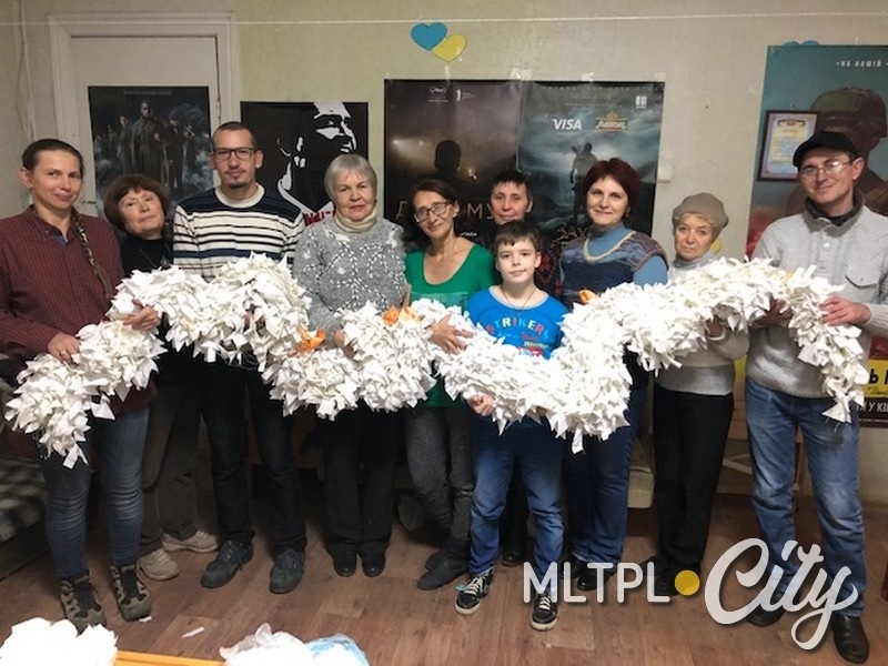 В крыивке не просто плетут сетки, а и много общаются. Здесь встречаются единомышленники