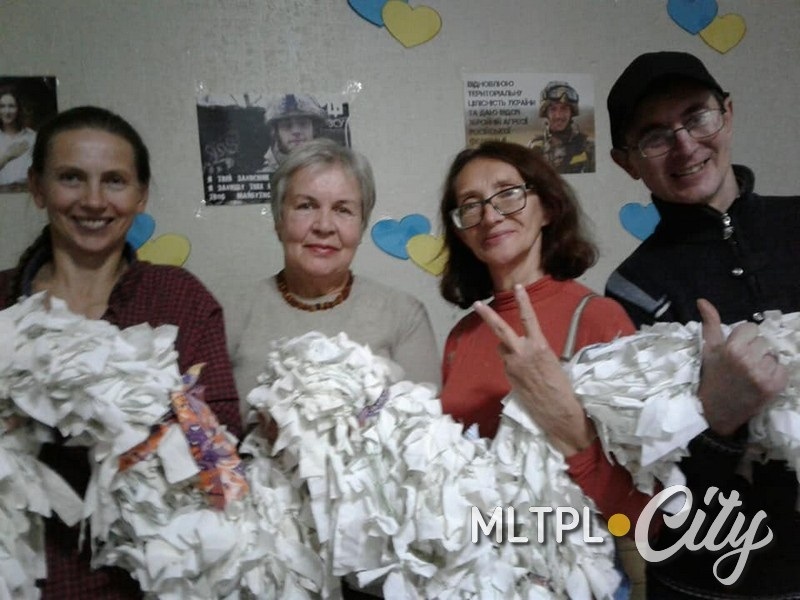У небайдужих не только дело спорится, но и есть возможность во время плетения сетки попрактиковаться в украинском языке