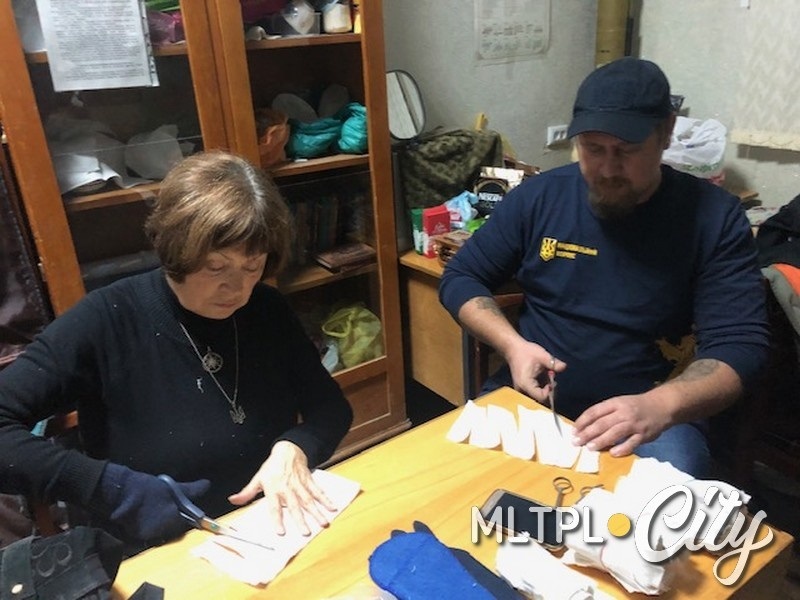Нарезать ежики, а на одну сетку идет около 500, дело не самое простое