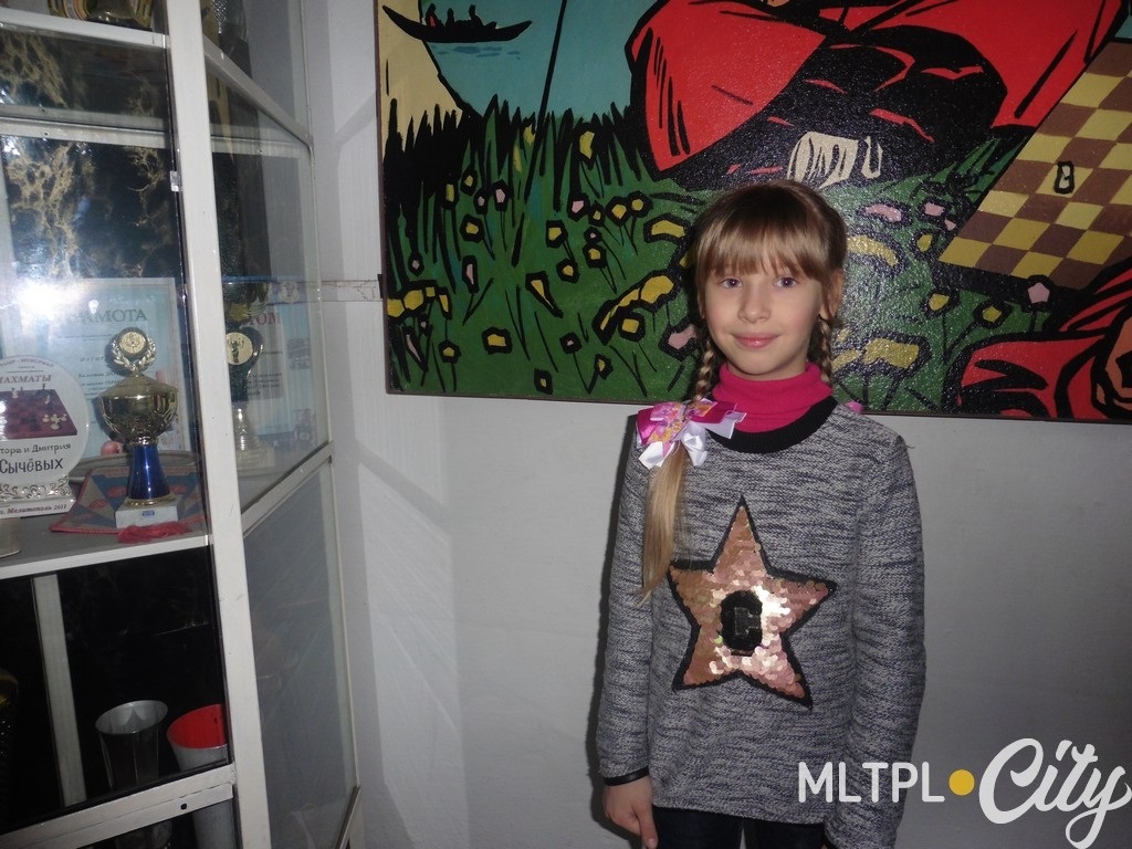 Виктория Бармина играет в шахматы дома с папой