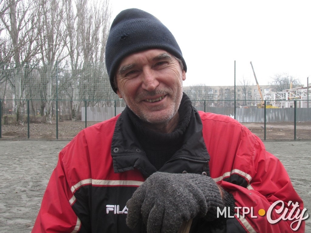 Сергей Генов помогает украсить Мелитополь к Новому году