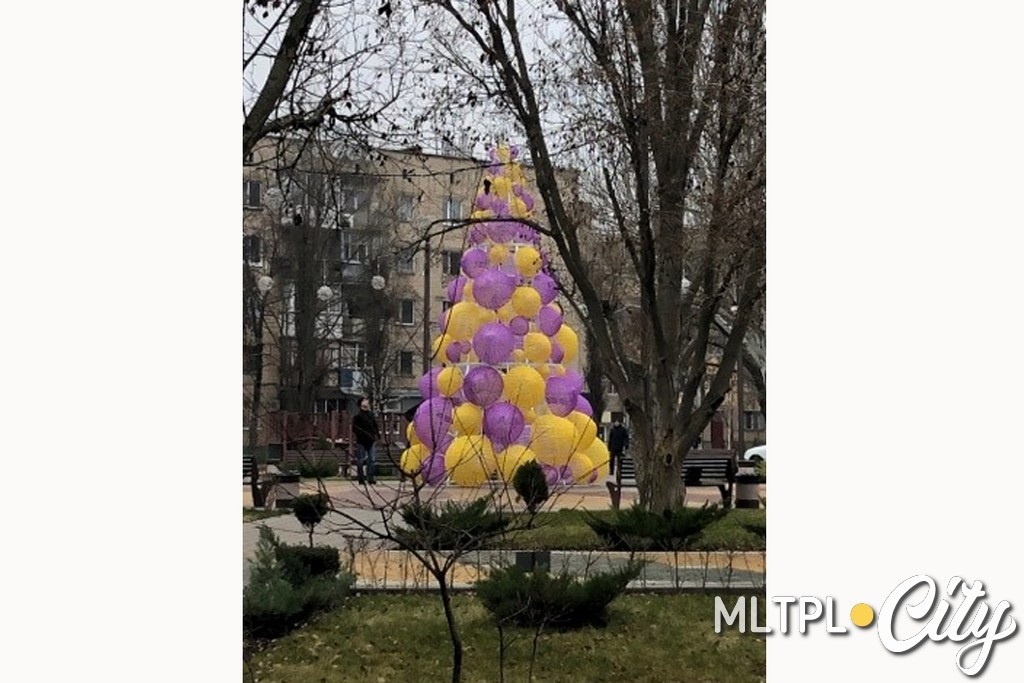 Елочка из полусфер получилась очень креативной