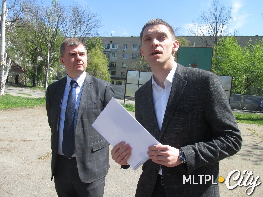 В апреле к месту будущей стройки Иван Федоров привез замминистра молодежи и спорта Александра Ярему