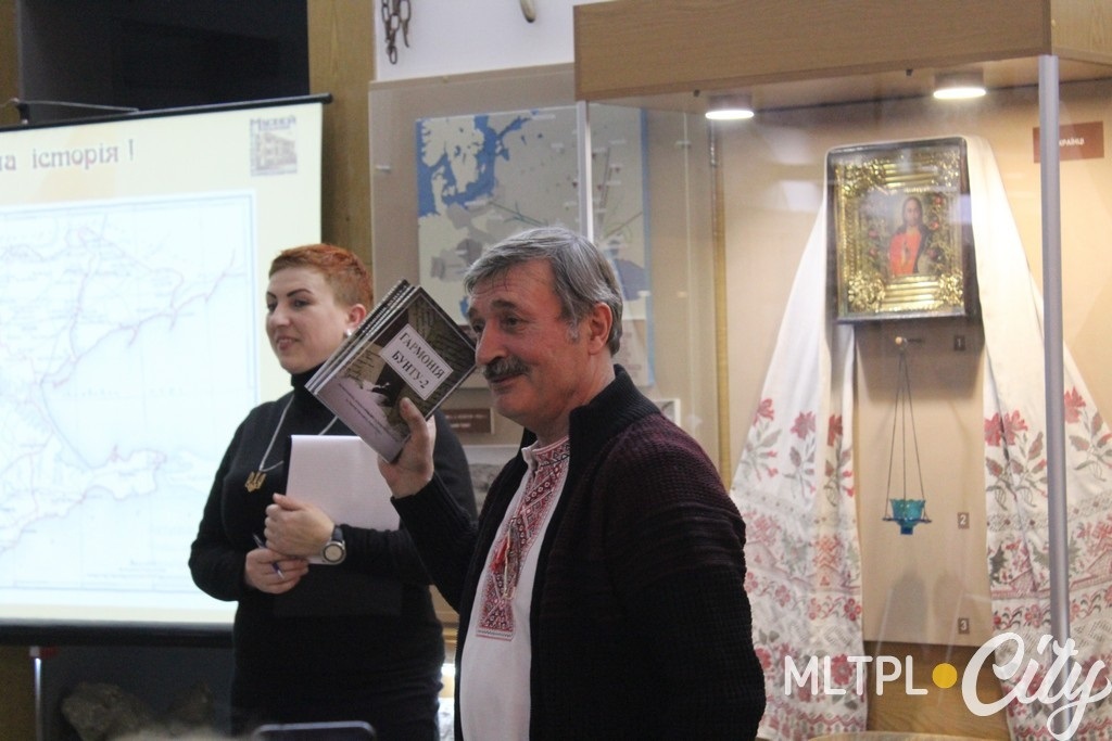 Олег Гончаренко, як Санта Клаус, роздавав подарунки