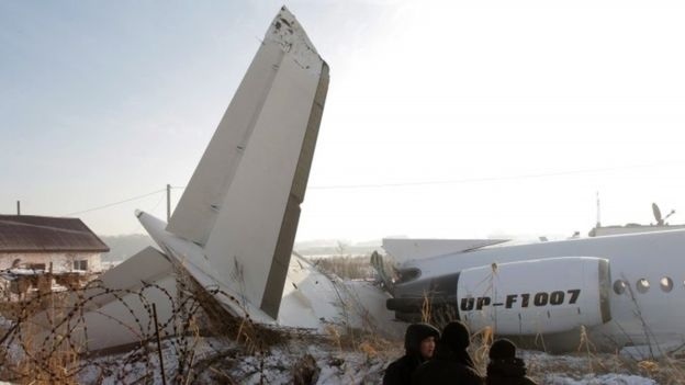 В самолете было 93 пассажира и экипаж, погибли 12 человек 