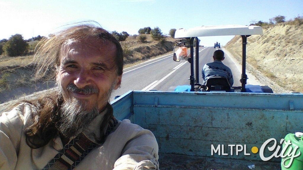 В прицепе трактора - по просторам мира