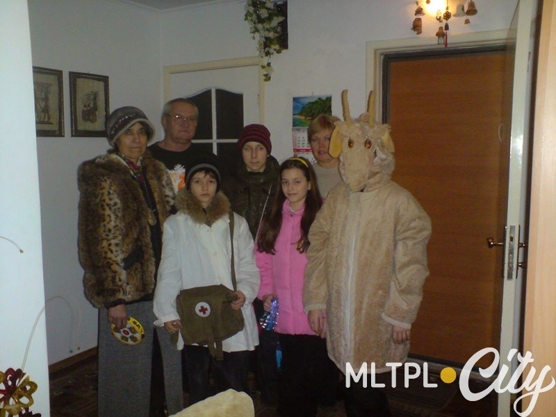 Оксана Човпило со своими воспитанниками проводит обряд с Козой и Доктором
