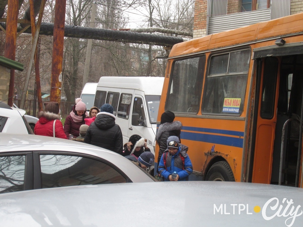 К автобусам приходилось буквально продираться между авто