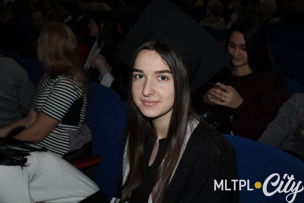 Катя работает в школе уже 3 года