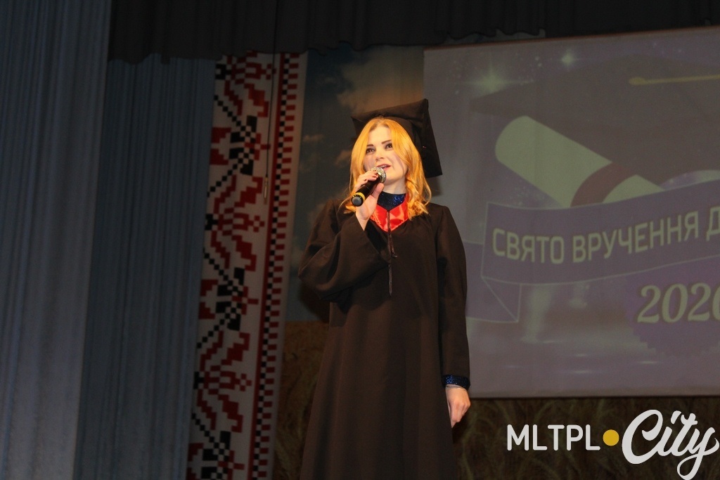 Юлия Ташлай поблагодарила преподавателей и родителей от лица всех выпускников