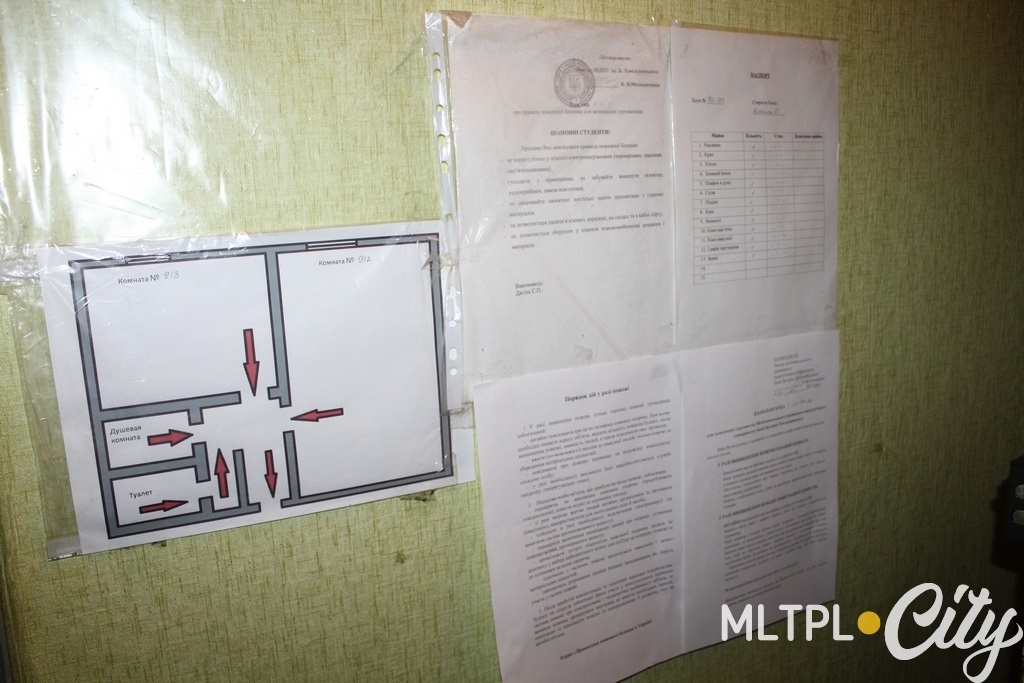 На стене висит план эвакуации и правила пожарной безопасности
