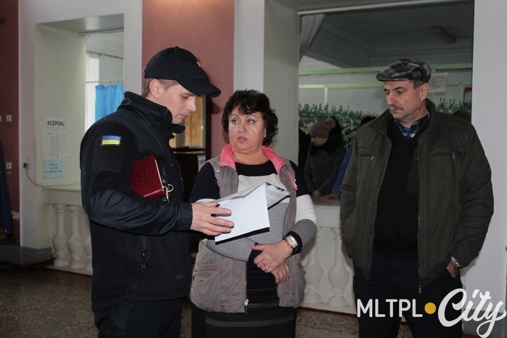 Комендант главного корпуса рассказала, что здание имеет три выхода, через которые проводится эвакуация