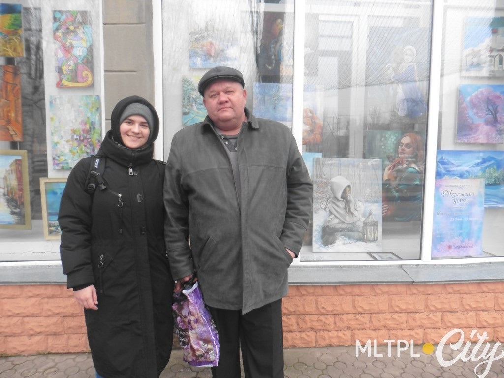 Юлия с отцом Юрием также обратили внимание на выставку
