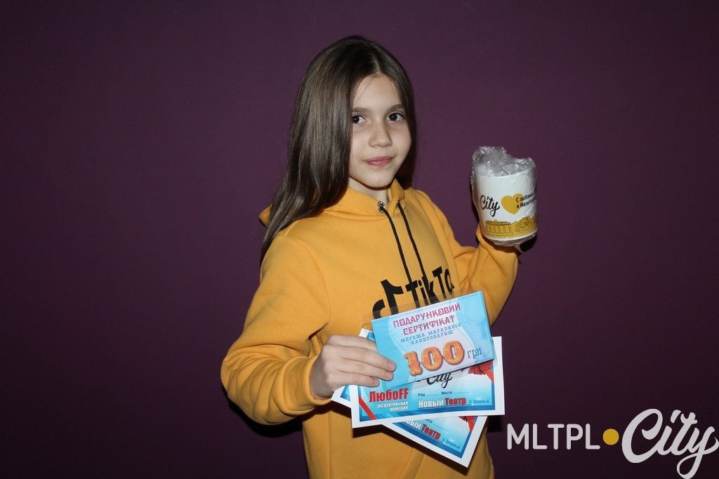 Карина Черевко с подарками от Мелитополь.сити