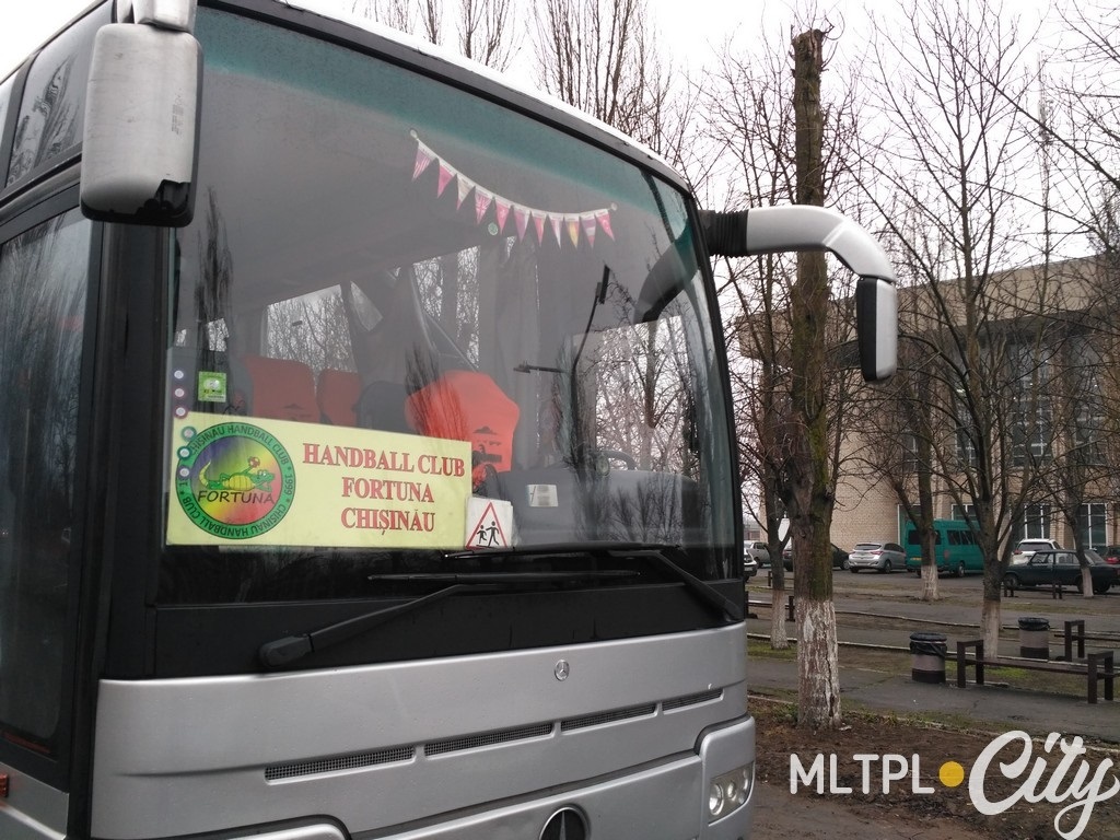 Этот автобус привез команду "Фортуна" из Молдовы