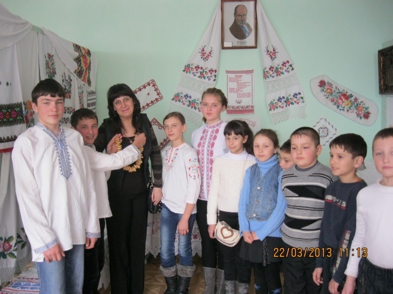 Кружковцы рассказывают младшим о весенних праздниках