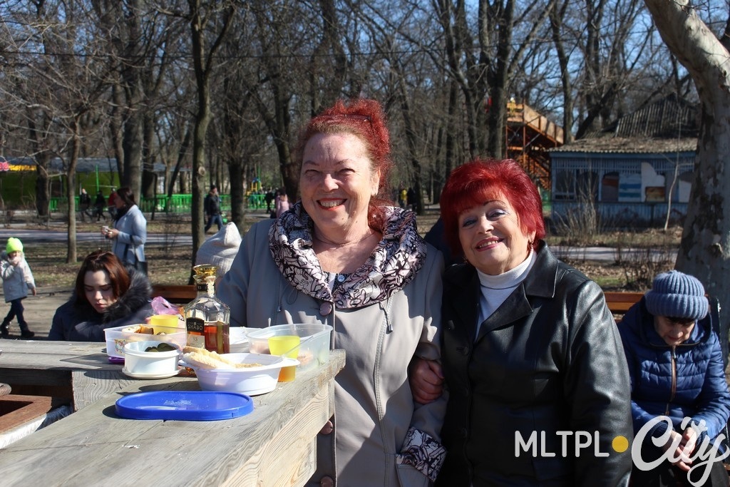 Подруги Зоя и Татьяна взяли на праздник блины из дома