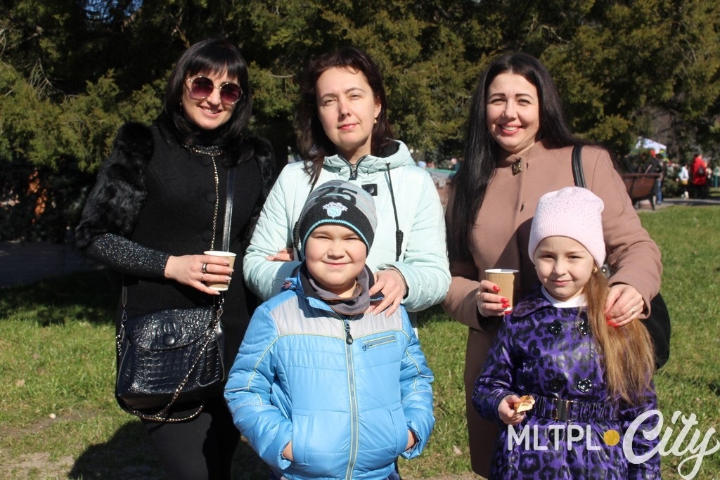 Галина пришла на Масленицу с детьми и кумовьями