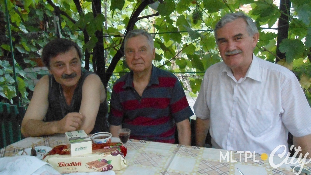 Талановиті земляки-літератори (зліва направо) - Олег Гончаренко, Михайло Рибка, Олександр Андрущенко