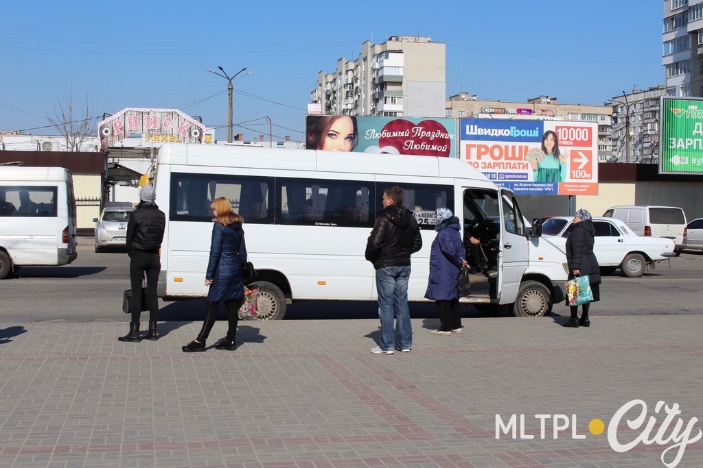 Людей на улицах Мелитополя стало меньше. В очередях придерживаются дистанции