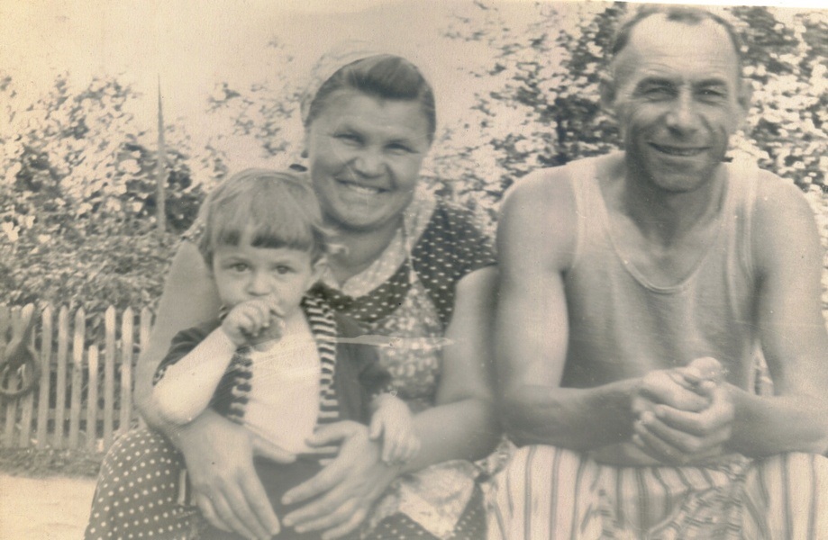 Родители Зинаида Константиновна и Иван Пантелеевич с маленьким Эдиком